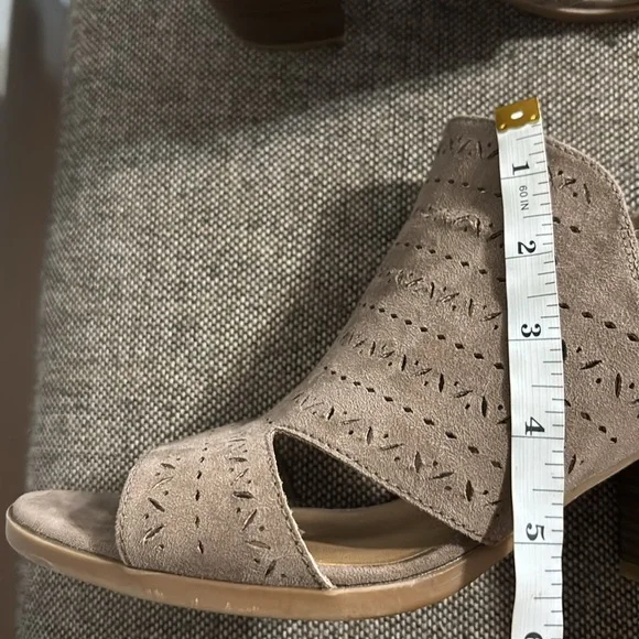 Dept. 222 tan suede heeled sandals , size 8 1/2. - Picture 13 of 15